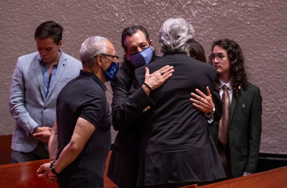 Lorenzo Lazo con Victor Manuel González, hermano de Edith González / Foto: Esteban Torreblanca