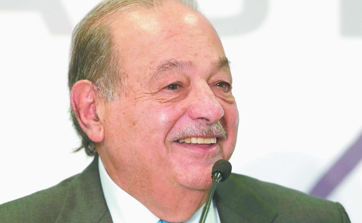 Carlos Slim posa recuperado y sonriente con amigos