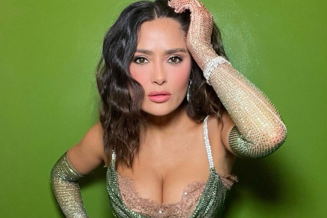 Salma Hayek eleva la temperatura en pleno invierno con bikini amarillo