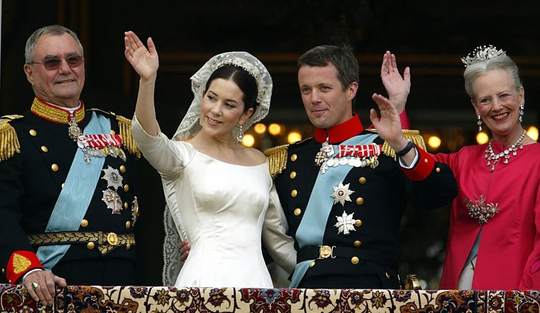 La reina Margarita y el fallecido príncipe consorte Enrique de Dinamarca en la boda de su hijo, el príncipe Federico y Mary Donaldson / AFP