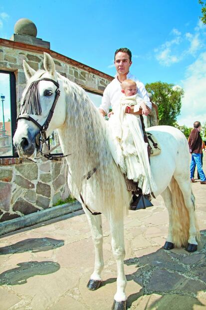Revive el bautizo del bebé de Peter Checa y Kitzia Mitre