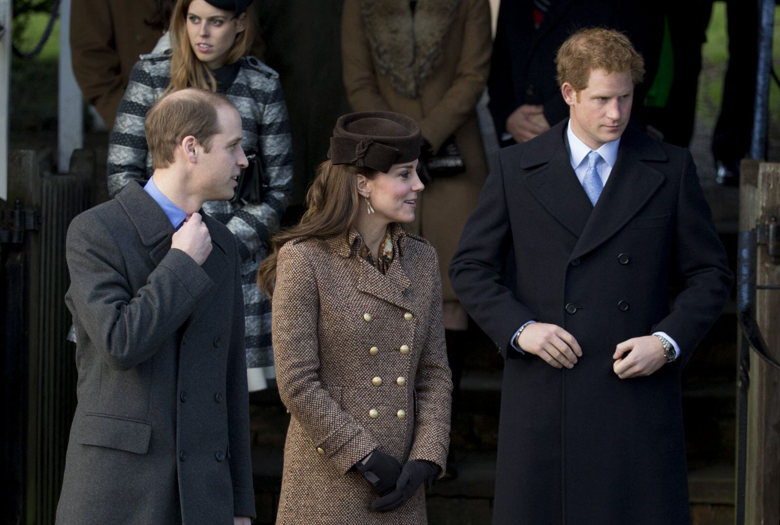 El príncipe Harry, distanciado de su hermano el príncipe William en la misa de Pascua 