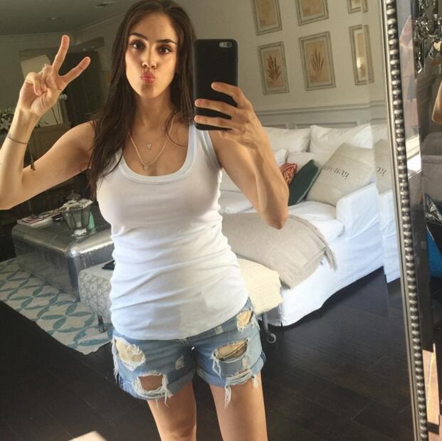 Sandra Echeverría presume cuerpazo a días de dar a luz