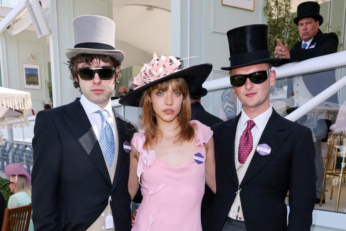 El hijo de Liam Gallagher, Lennon Gallagher; la modelo e it girl, Isobel Richmond y el editor de moda de 'El Standard', Joe Bromley. (Foto: Max Cisotti/Dave Benett/Getty Images for Royal Ascot)