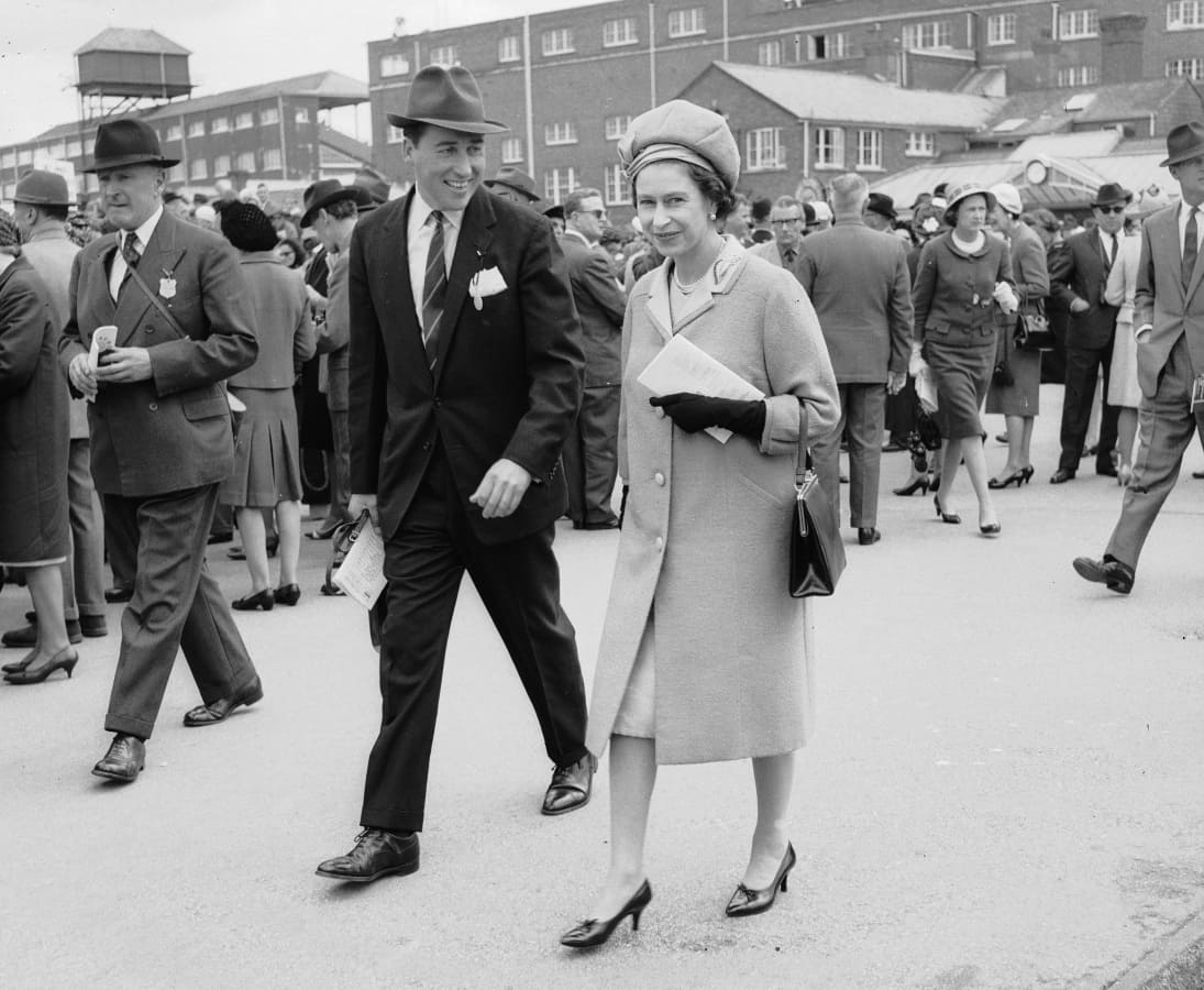 Lord Porchester y la reina Isabel II / Foto: Getty Images