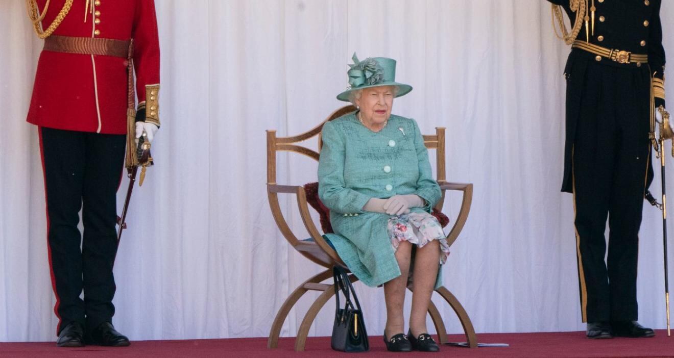 Nadie tiene permiso de tocar el bolso de la reina Isabel II y te decimos por qué