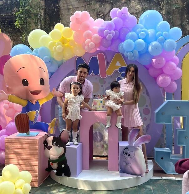 Alex Fernández y Alexia Hernández con Mia y Nirvana, sus hijas / Foto: Instagram