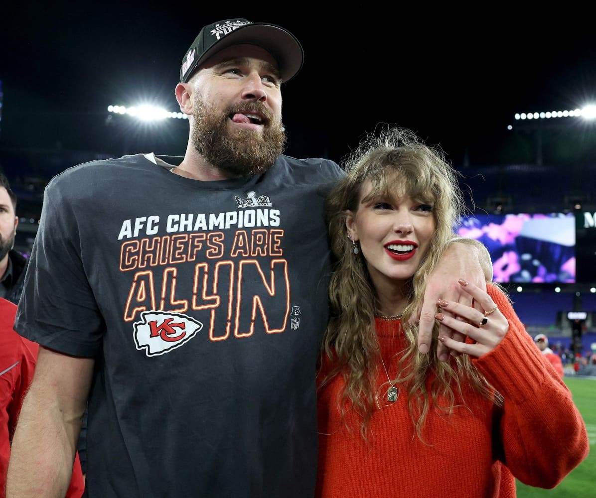 Taylor Swift y Travis Kelce después de ganar el pase al Super Bowl LVIII  / AFP
