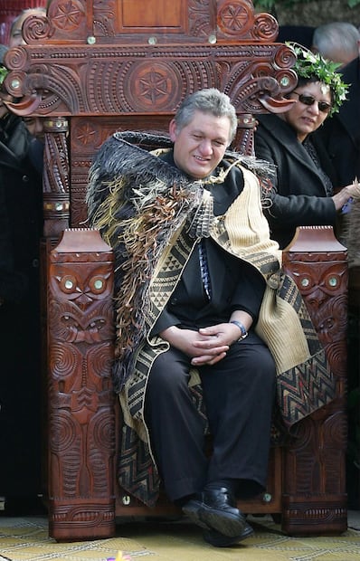 La reina Isabel II 'comparte' el trono con un rey de Nueva Zelanda