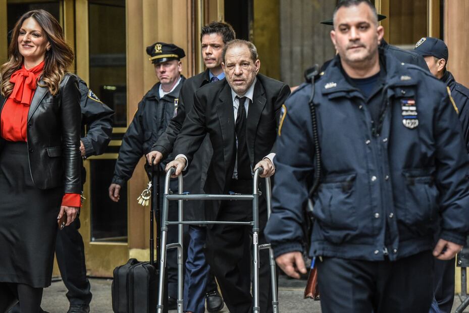 Llevan el himno "Un violador en tu camino" al juicio del productor Harvey Weinstein
