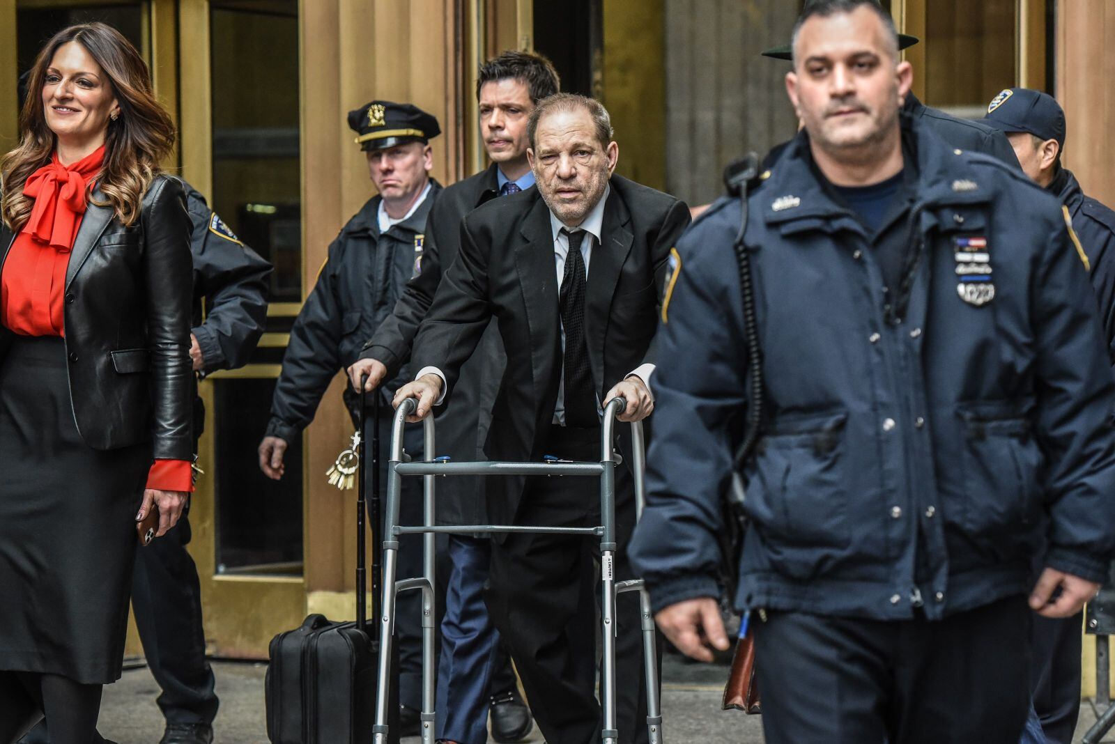 Llevan el himno "Un violador en tu camino" al juicio del productor Harvey Weinstein
