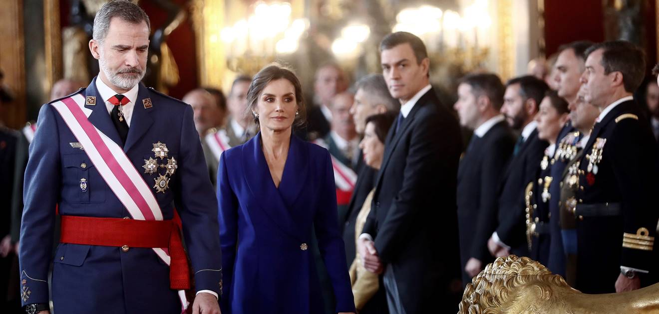 La reina Letizia de España impacta con un elegante maxi blazer en la pascua militar 