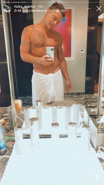 Ricky Martin posa sólo con una toalla a sus 49 años y enciende las redes