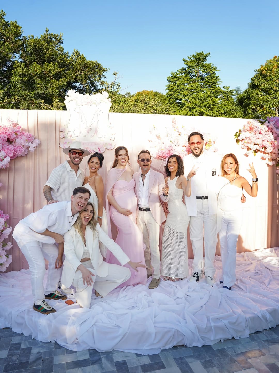 Nadia Ferreira y Marc Anthony con amigos y familiares. (Foto: Instagram)