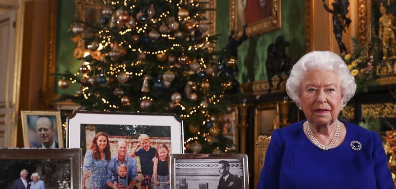 La reina Isabel deja fuera a Meghan y Harry de su postal navideña 