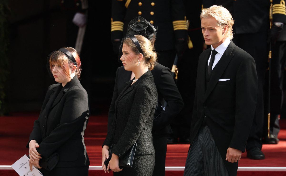 Maud y Emma Tallulah Behn con Marius Borg Hoiby, hijo de la reina Mette-Marit de Noruega. (Foto: AFP)