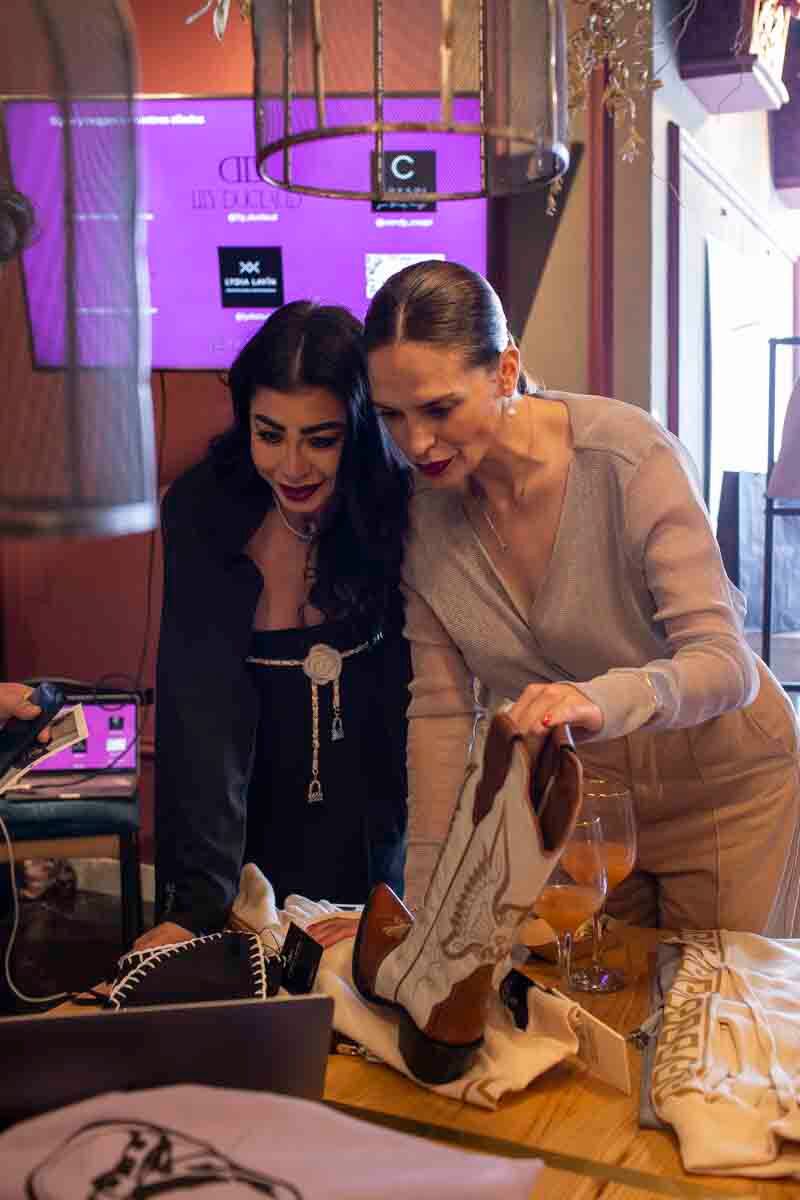 Paola Arsof y Karla Estefanía Correa. (Foto: Esteban Torreblanca)