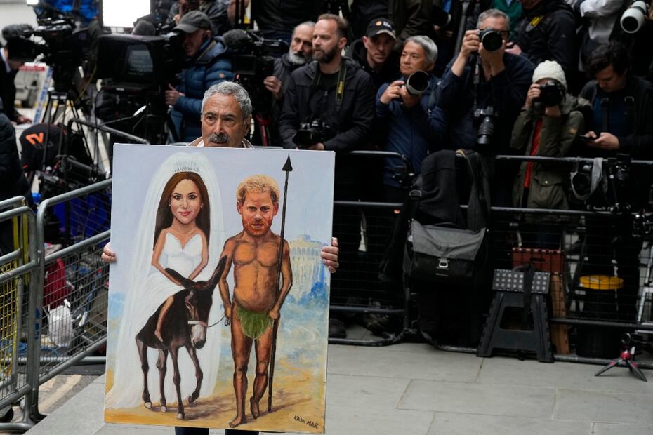 El artista Kaya Mar muestra su último trabajo del príncipe Harry y Meghan Markle / AP