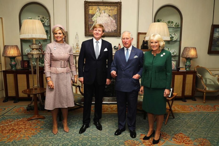 Con dos besos recibió la reina Isabel al rey Guillermo y Máxima de Holanda 