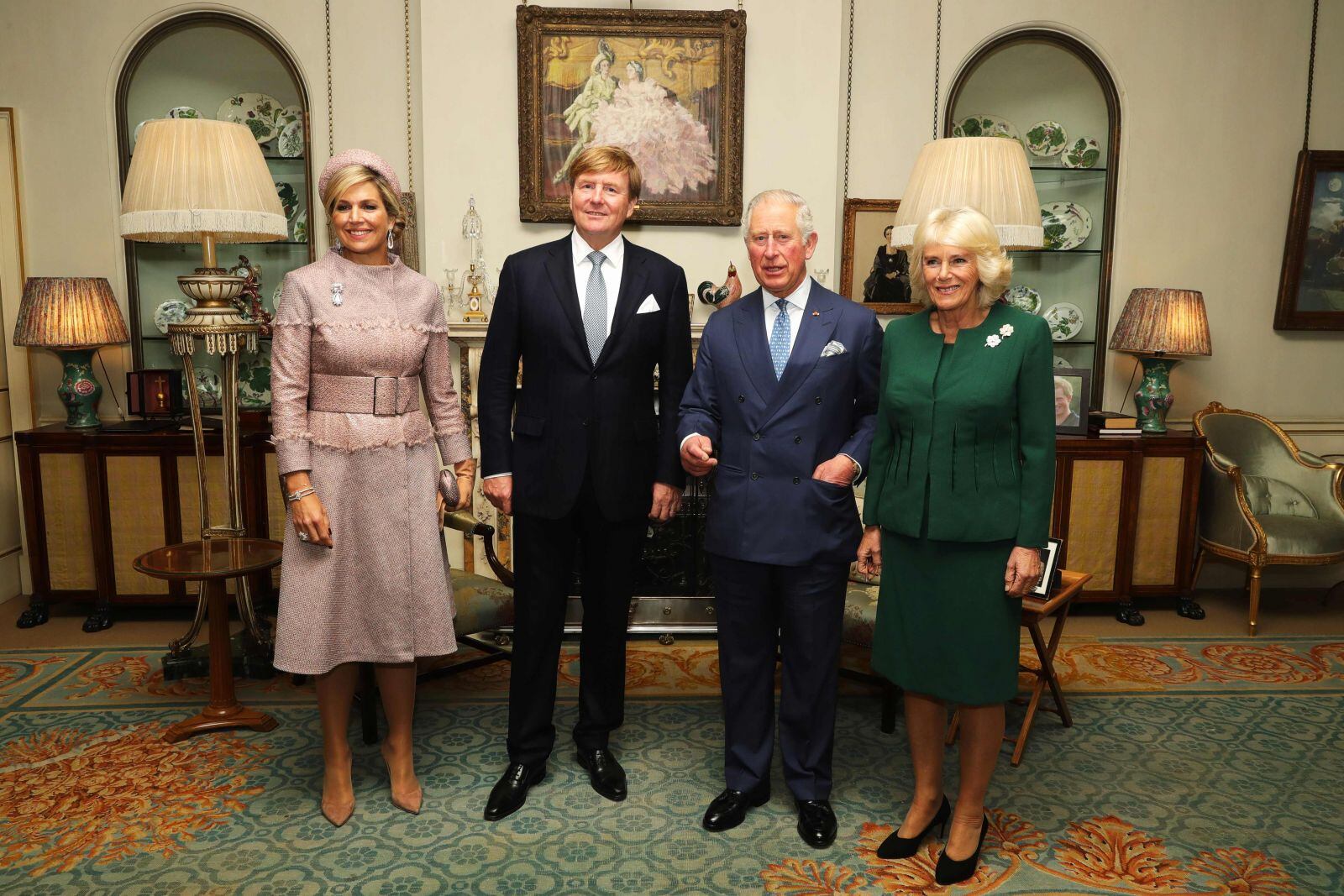 Con dos besos recibió la reina Isabel al rey Guillermo y Máxima de Holanda 