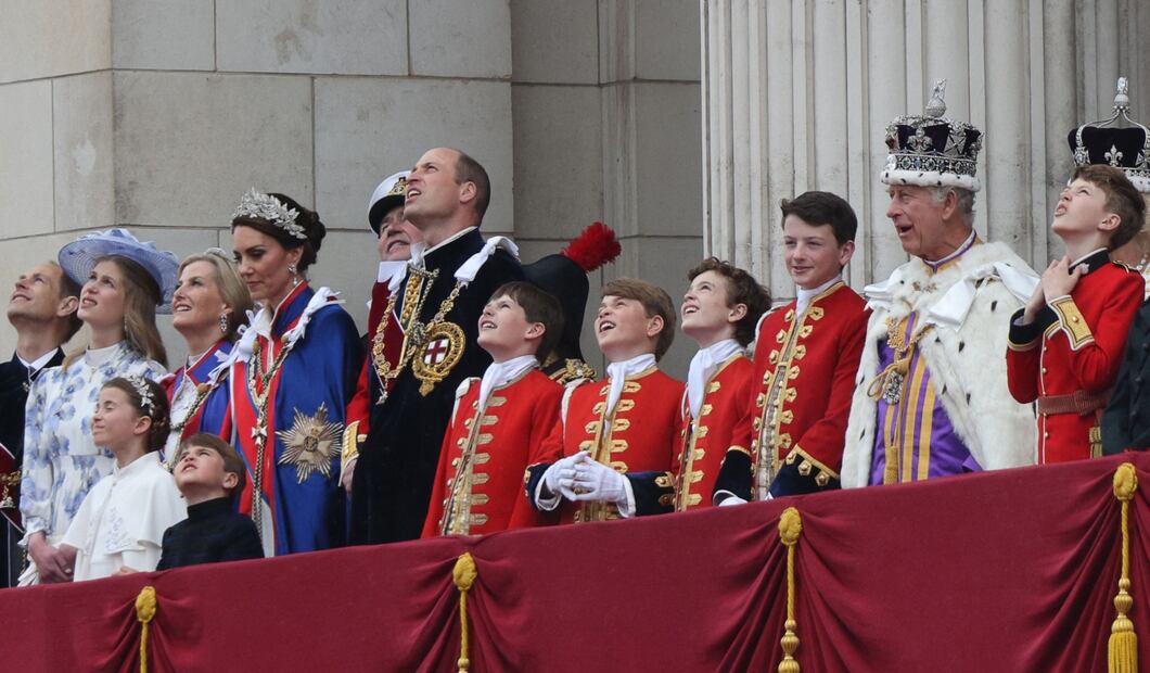 El rey Carlos III y Camila saludan desde el balcón del palacio de Buckingham junto a la familia real, sin Harry y Andrés