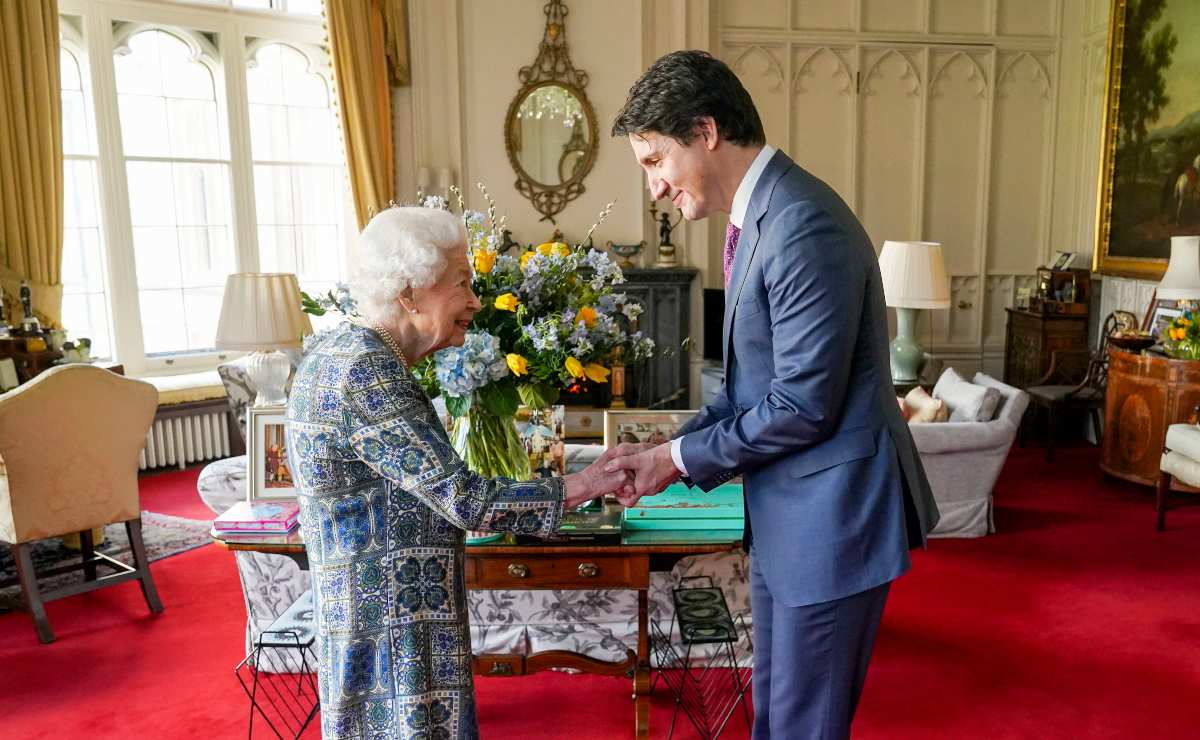 La reina Isabel II del Reino Unido aparece tras superar el Covid-19