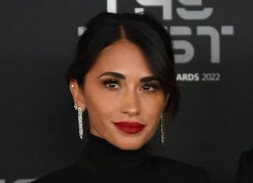 Antonela Roccuzzo, esposa de Messi, deslumbra en el desfile de Louis Vuitton en París