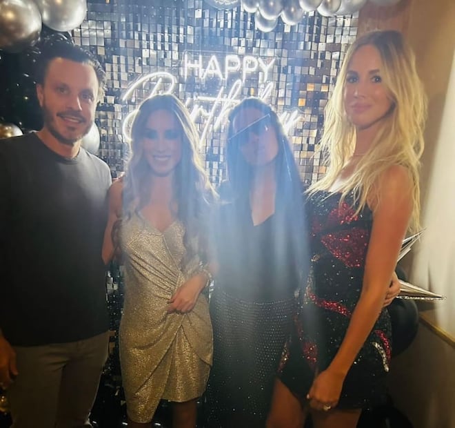 Javier Díaz Bravo con Tania, Tita y Carla Zepeda / Foto: Cortesía