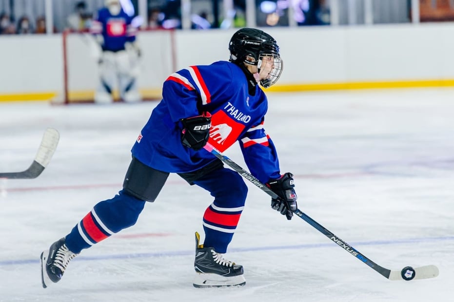 La reina Suthida de Tailandia jugando hockey sobre hielo / Twitter: @rwthofficial