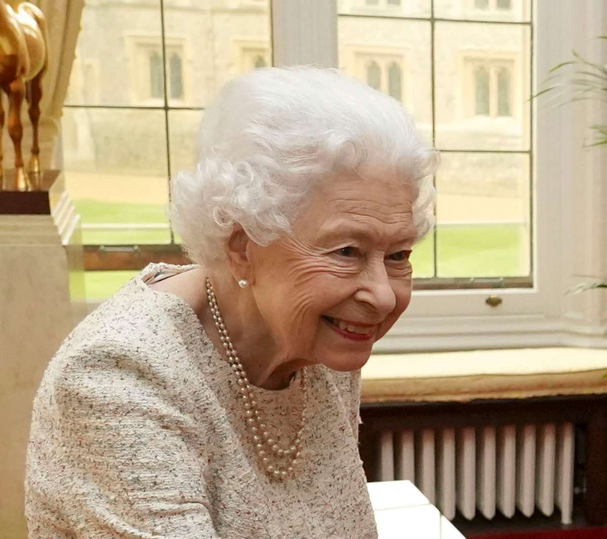 La reina Isabel II compra lujoso carro de golf como silla de ruedas