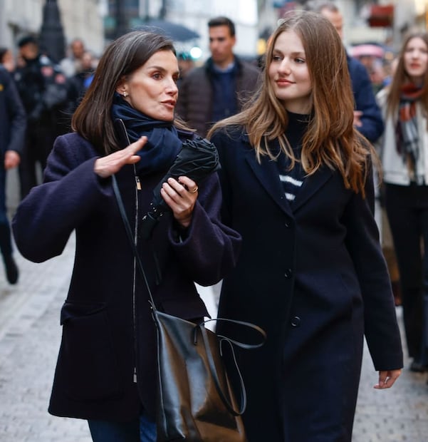 La reina Letizia y la princesa Leonor durante la procesión de Nuestra Señora de la Soledad y Desamparo del Santísimo Cristo Yacente en Alcalá / EFE
