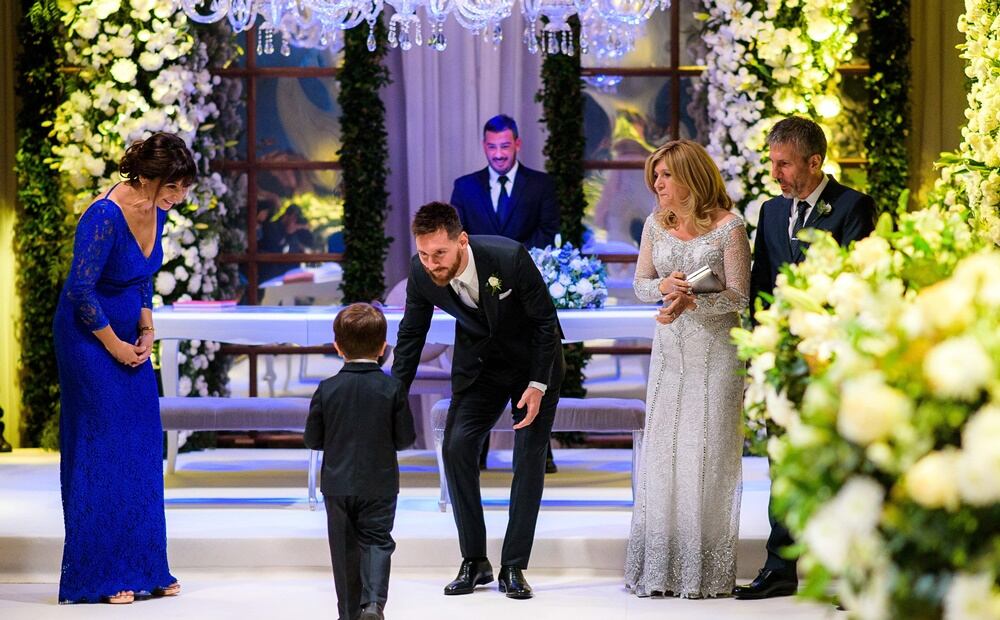 Mamá de Messi desata polémica por vestido que usó en boda de su hijo