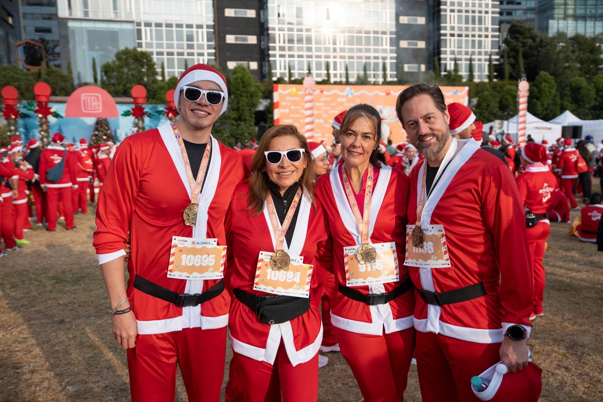 Adela Morado, Elizabeth y Ernesto  Valdeón con Santiago Espinoza. (Foto: Héctor Arjona)