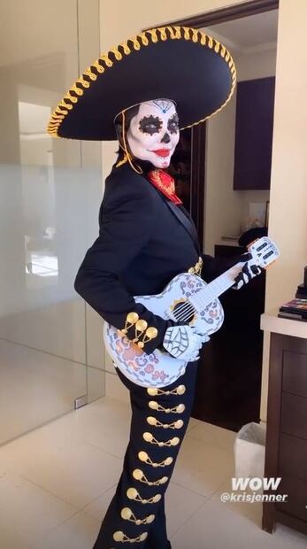 Kris Jenner se deja seducir por México con disfraz de Coco