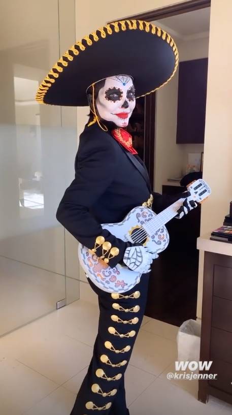 Kris Jenner se deja seducir por México con disfraz de Coco