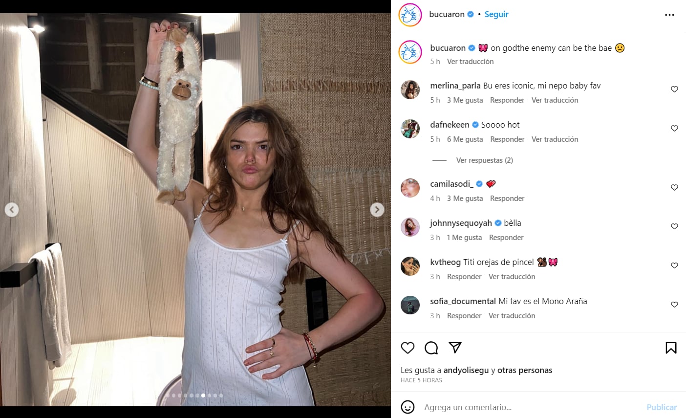 El look más relajado y cautivador de Bu Cuarón con vestido tipo camisola 