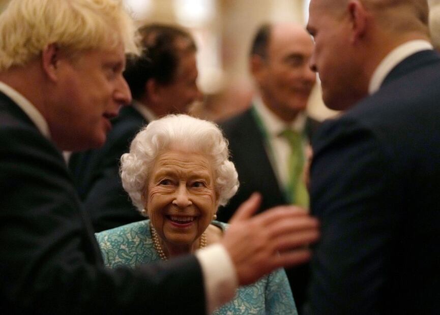 Isabel II recibe 'millonaria' visita de Bill Gates en una elegante cena