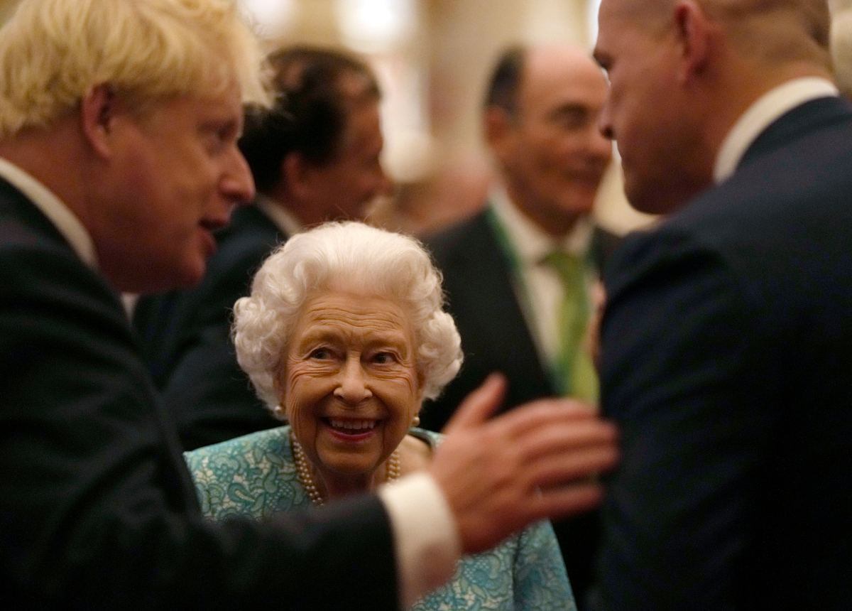 Isabel II recibe 'millonaria' visita de Bill Gates en una elegante cena