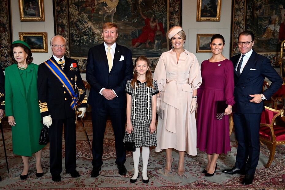 La princesita Estelle de Suecia muy elegante durante visita del rey Guillermo de los Países Bajos