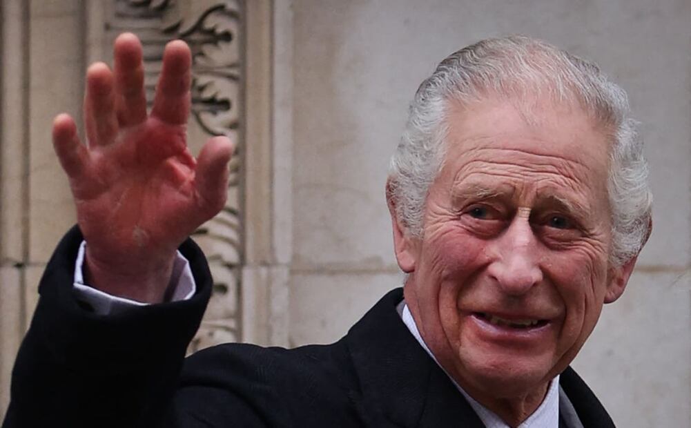 El rey Carlos III saliendo de London Clinic tras su operación de próstata junto a la reina Camila / AFP