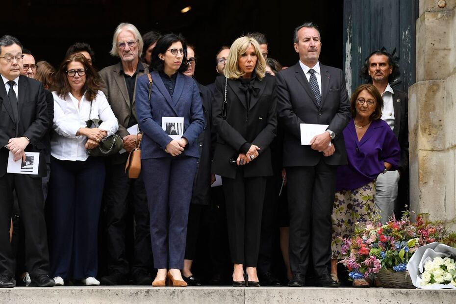 La ministra de cultura francesa, Rima Abdul-Malak y la primera dama francesa, Brigitte Macron en la ceremonia fúnebre de Jane Birkin / AFP
