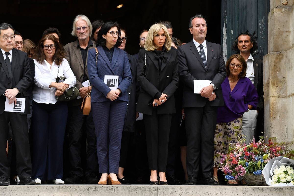 La ministra de cultura francesa, Rima Abdul-Malak y la primera dama francesa, Brigitte Macron en la ceremonia fúnebre de Jane Birkin / AFP