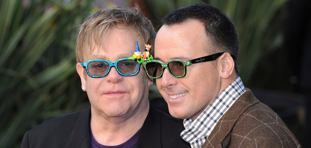 <p>Elton John y David Furnish acaban de celebrar una década de estar juntos.  <strong>(Fotos: Archivo)</strong></p>