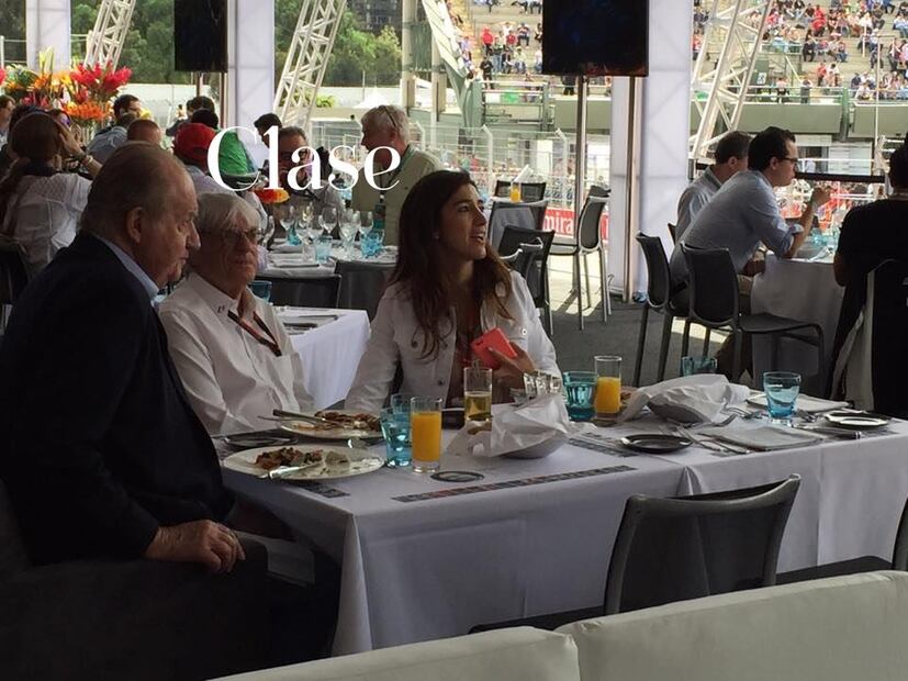 Juan Carlos de Borbón y Bernie Ecclestone en el primer día de Fórmula 1 