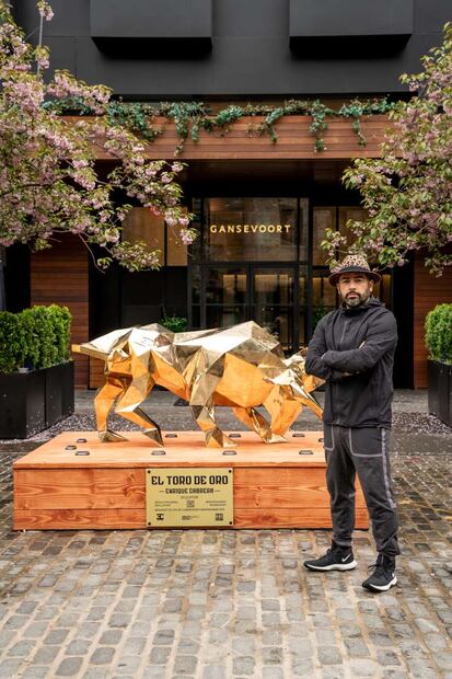 Enrique Cabrera y su toro dorado. (Foto: Especial)