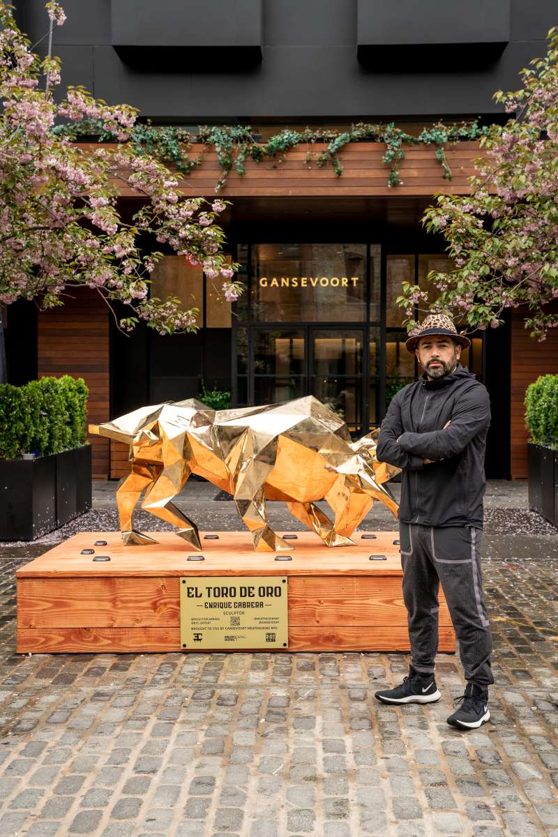 Enrique Cabrera y su toro dorado. (Foto: Especial)