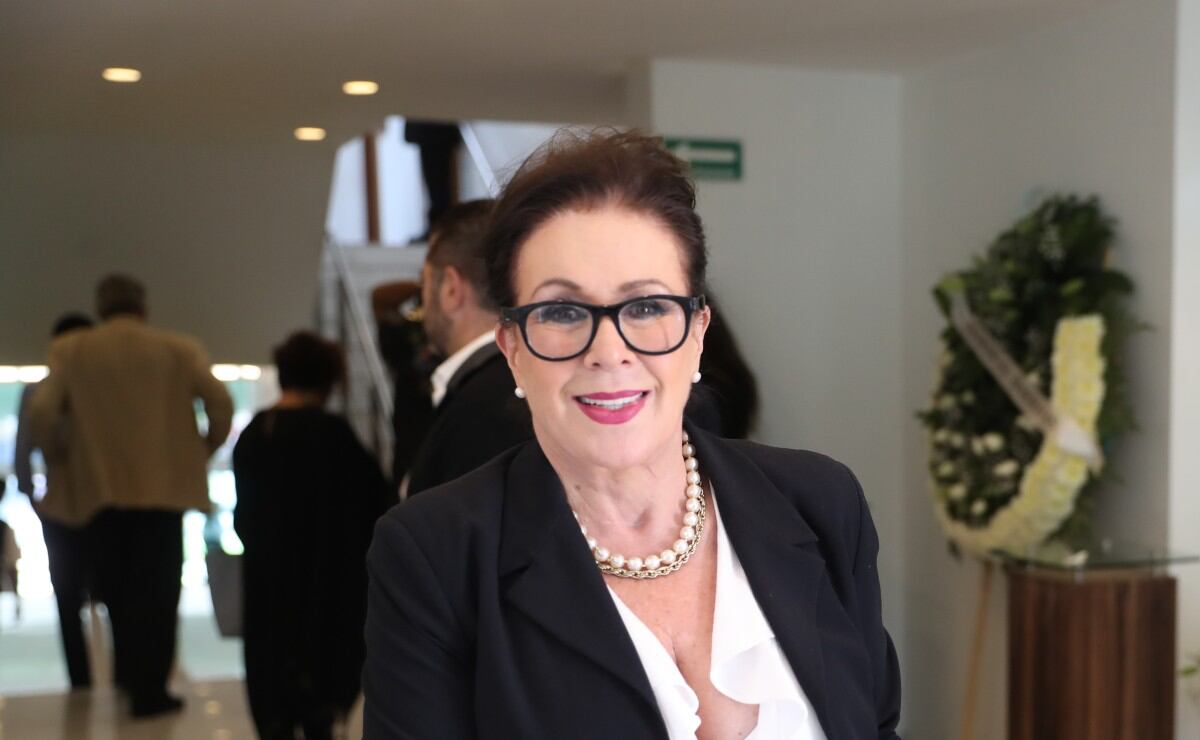Laura Zapata libera 104 mariposas para despedir a Eva Mange