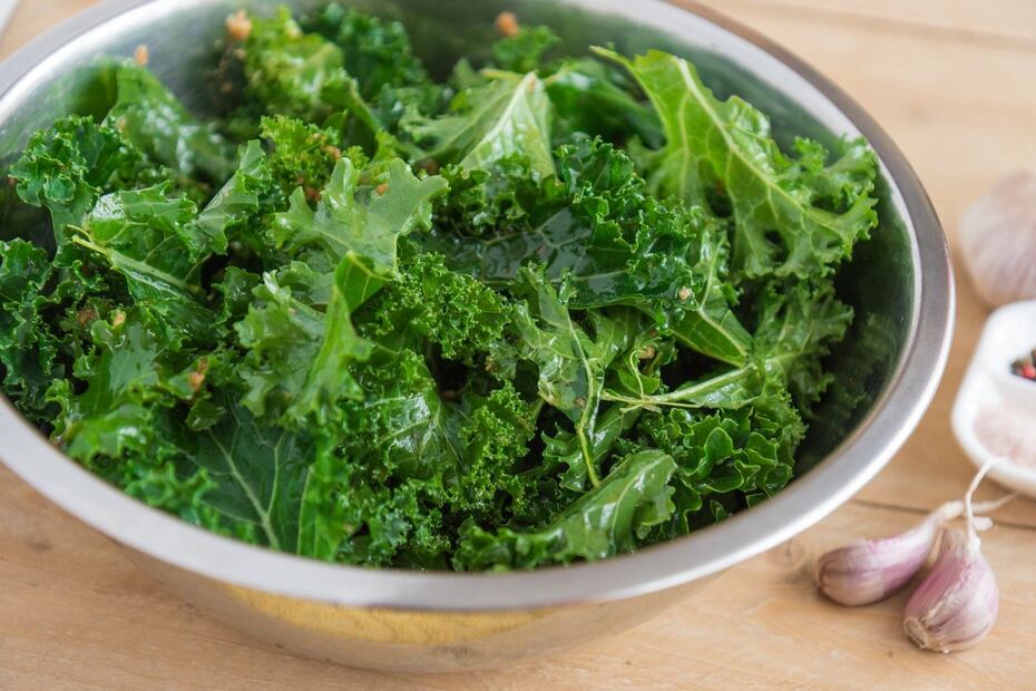 Zooey Deschanel comparte receta de pesto de col rizada y albahaca para la cuarentena