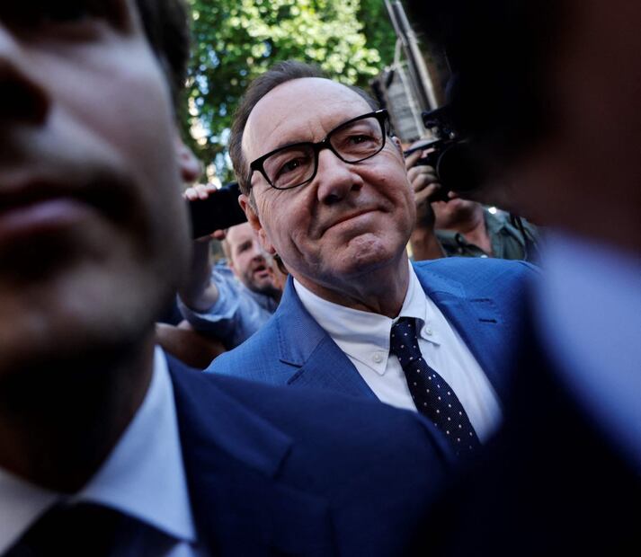 Kevin Spacey niega acusaciones de abuso sexual y sale libre sin condiciones