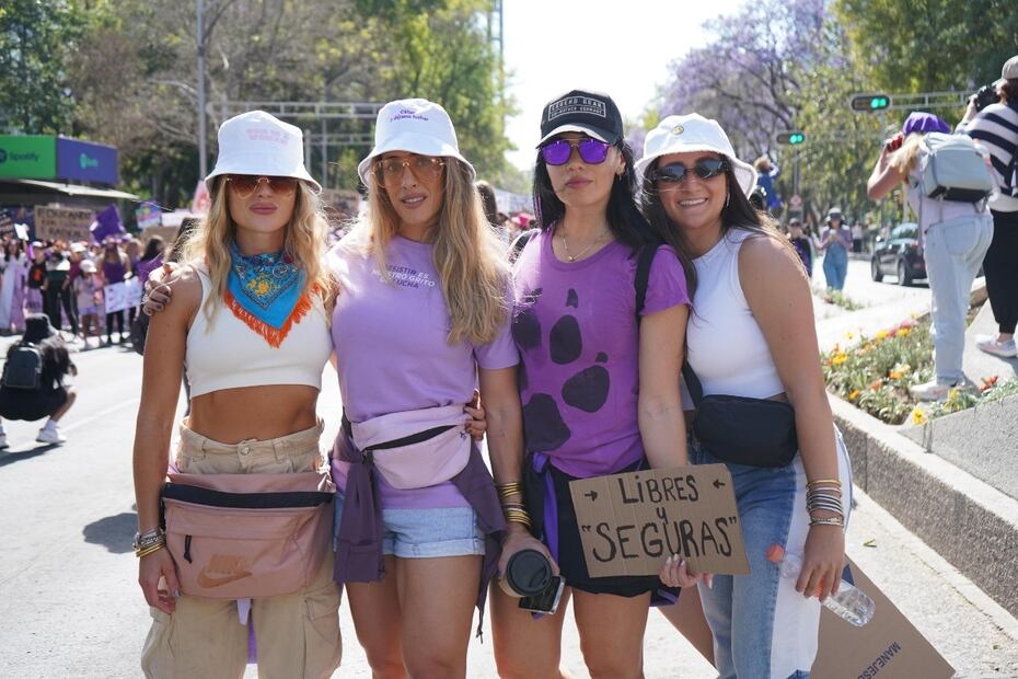 Alessandra Rojo de la Vega lidera a cientos de mujeres en la marcha del 8M 2023 